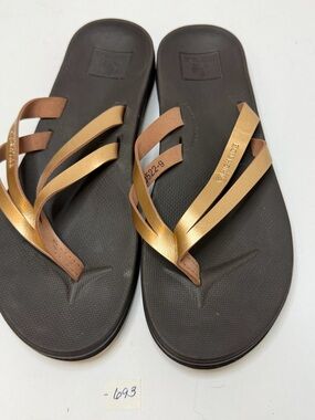 High Tide Women’s Metallic Bronze Strap Flip Flops - Sleek Casual Sandals size 9